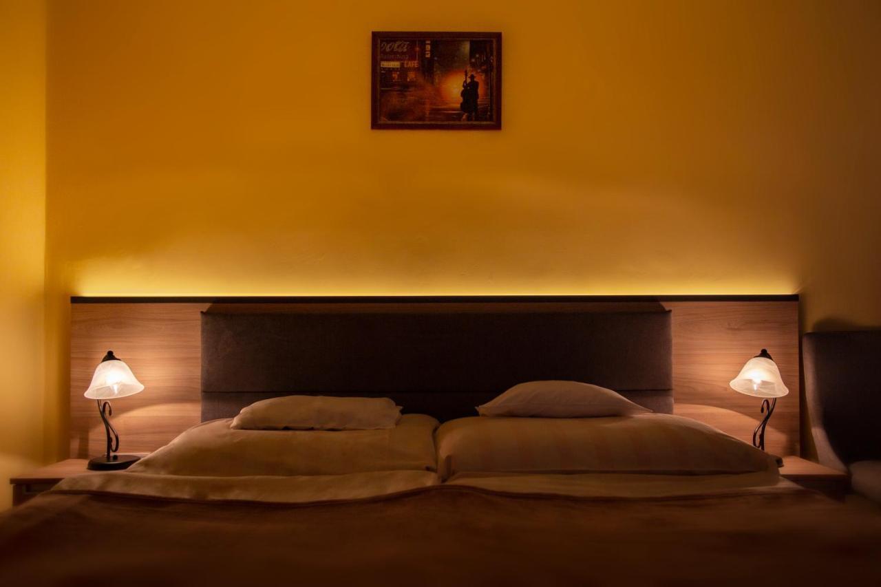 Alabastrom Panzio Es Etterem Bed & Breakfast Bogács Exterior photo