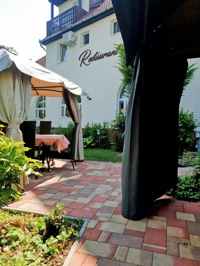 Alabastrom Panzio Es Etterem Bed & Breakfast Bogács Exterior photo