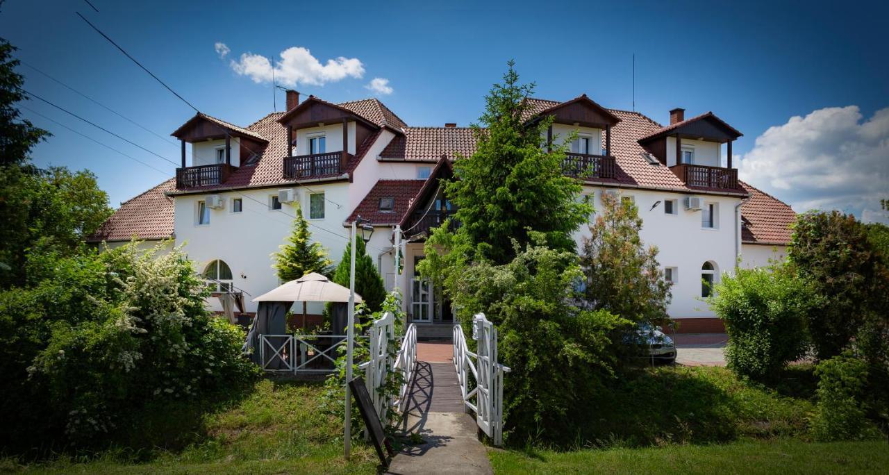 Alabastrom Panzio Es Etterem Bed & Breakfast Bogács Exterior photo