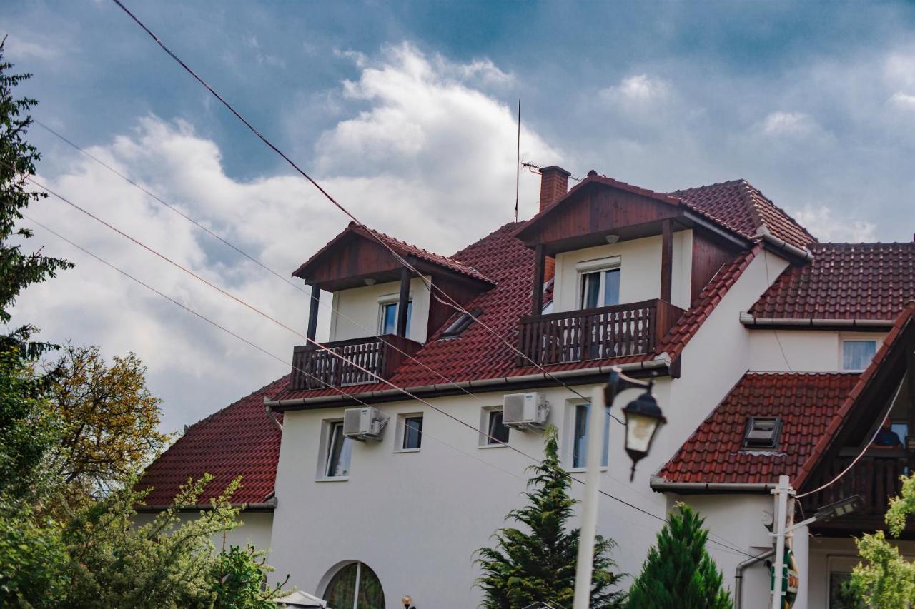 Alabastrom Panzio Es Etterem Bed & Breakfast Bogács Exterior photo